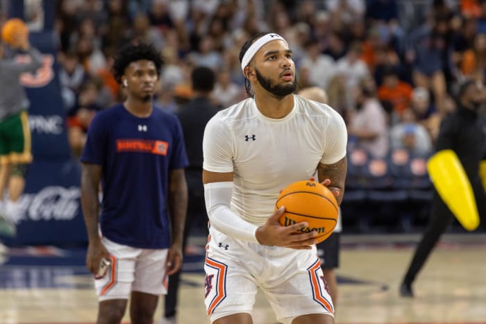 Johni Broome warming up before Auburn basketball takes on George Mason.